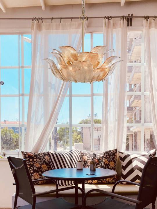 Aurora Amber – 10-Light Brass Pendant with Handcrafted Glass