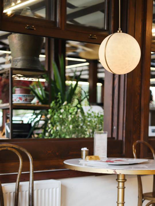 Alba Petite – Brass Alabaster Pendant Light