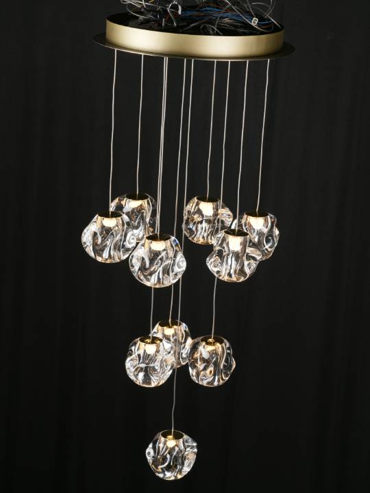 Golden Orbit – 10-Ring LED Chandelier with Acrylic Diffuser